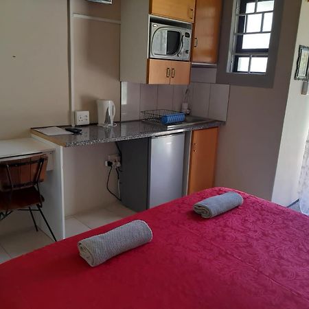 Chariots Guest House โพเลอกวาเน ภายนอก รูปภาพ