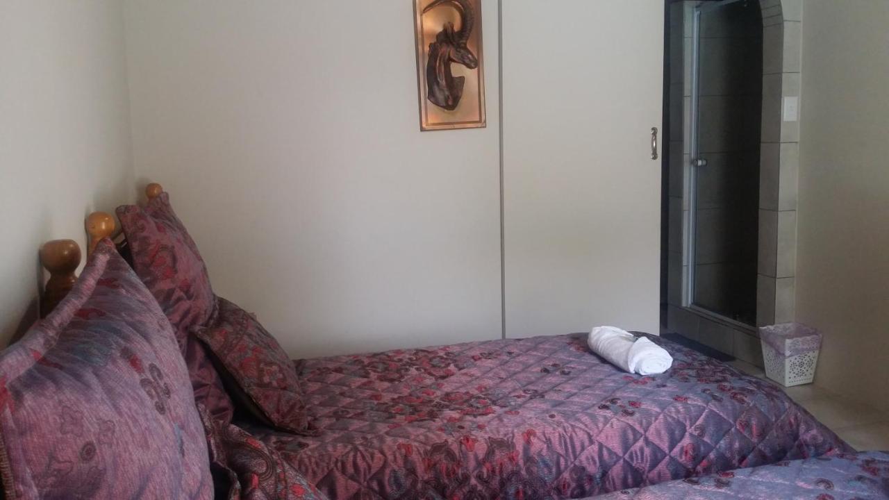 Chariots Guest House โพเลอกวาเน ภายนอก รูปภาพ