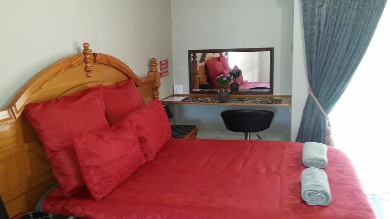 Chariots Guest House โพเลอกวาเน ภายนอก รูปภาพ